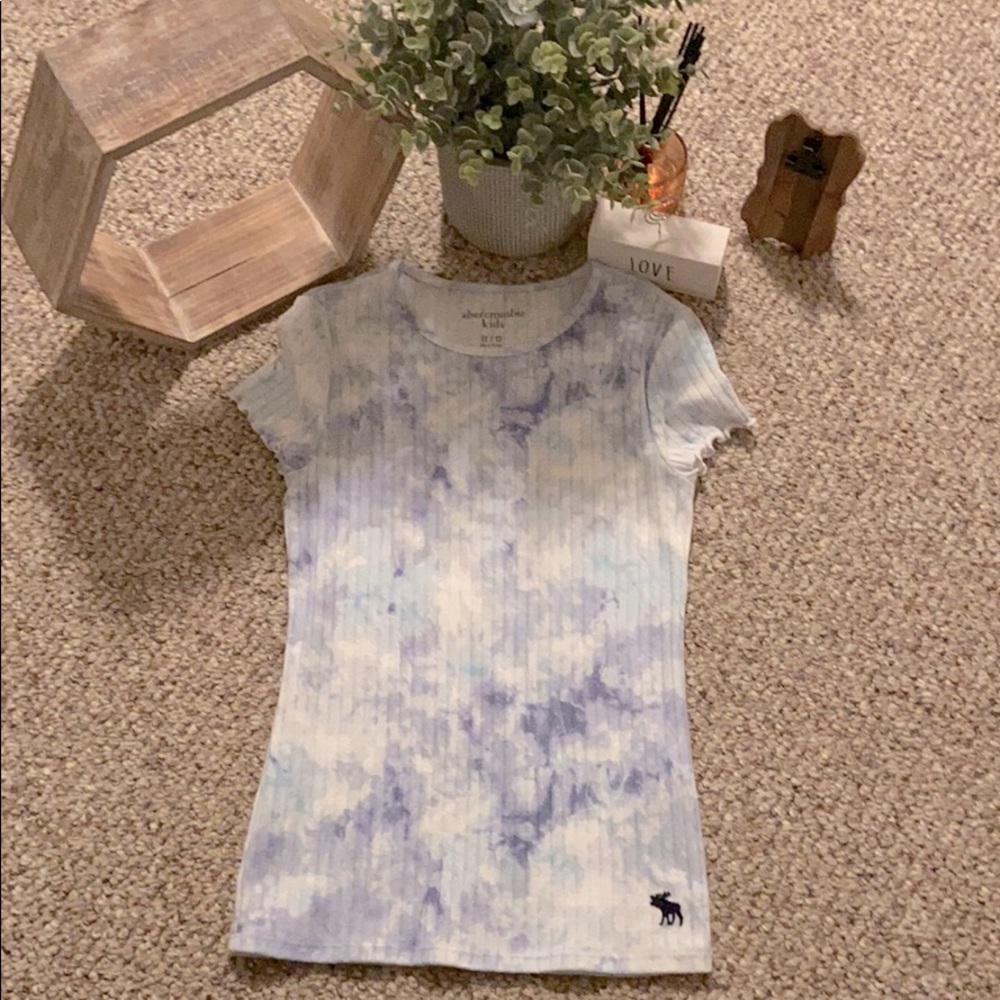 Short sleeve blue and white shirt